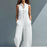 Linda | Macacão minimalista de mulher em linho, sem mangas, com gola alta e botões.