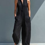 Linda | Macacão minimalista de mulher em linho, sem mangas, com gola alta e botões.